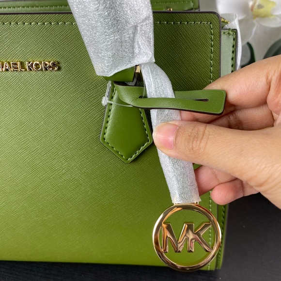 Michael Kors Hope Medium Messenger - Picture 2 of 10